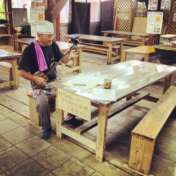 Un cuistot, une courte pause et c’est parti pour une session de Sanshin !