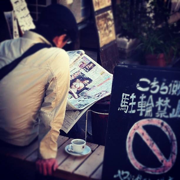 Le matin le japonais fait comme tout le monde : prend un p’tit café et lit les news… humhum…