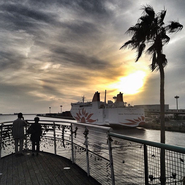 Le soleil se couche sur le port d’Osaka