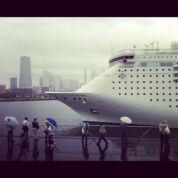 Il y a du monde pour l’arrivée du Costa Victoria à Yokohama ! Impressionnant ce géant des mers !