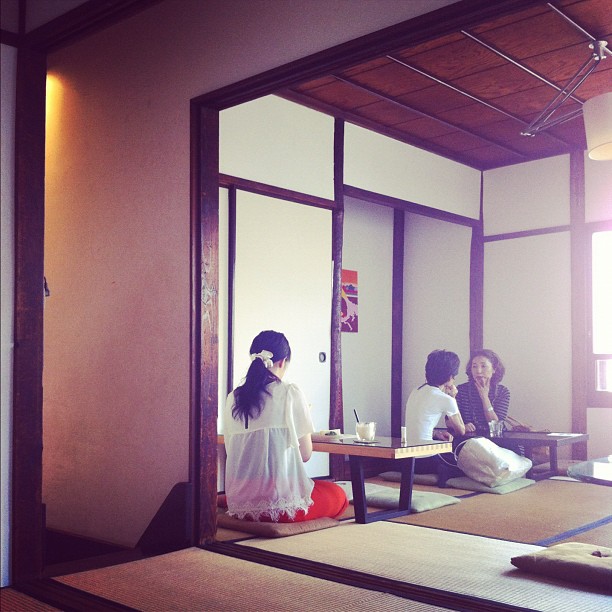 On a des cafés ambiance vieux Japon à Tokyo aussi ! Bon matin à tous ; )