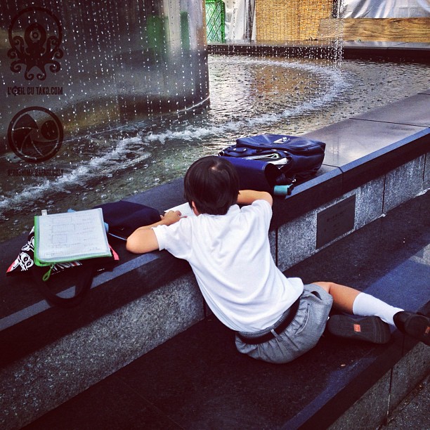 Un écolier studieux dans la Cité de la Paix.