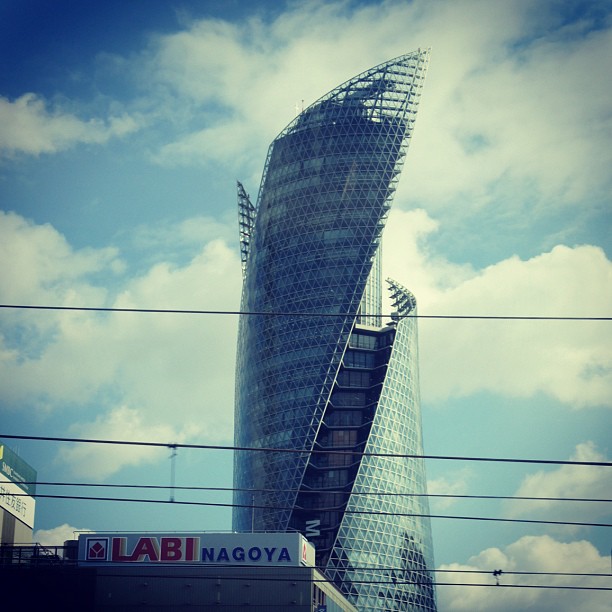 HAL Spiral Towers à Nagoya… Le Japon vu par la fenêtre du Shinkansen… Mode @FloCuo ON ;)