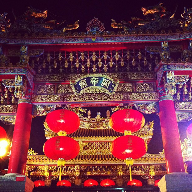 Même le temple principal du Chinatown de Yokohama est décoré de lampions géants !