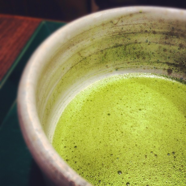 Un bol de thé vert matcha