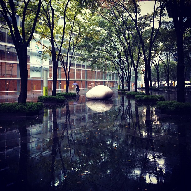 Il y a un petit côté mystique quand Tokyo est sous la pluie…