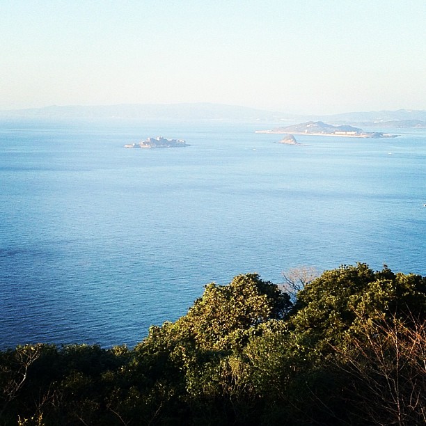 L’île de Gunkanjima au loin sur l’océan
