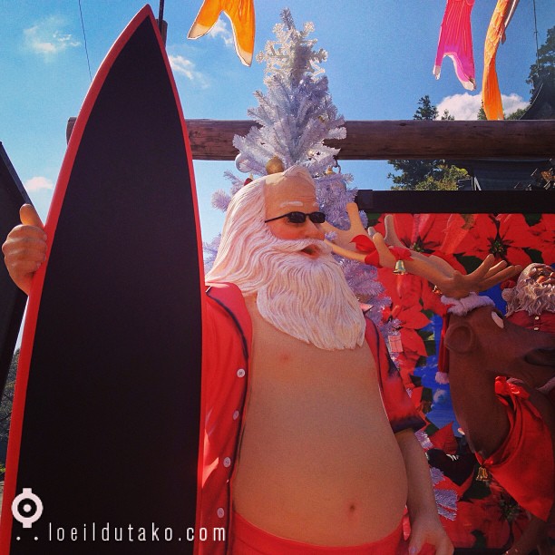 Voilà le Père Noël a fini sa tournée. Il va pouvoir retourner boire de la bière et faire du surf! Joyeux Noël à tous!