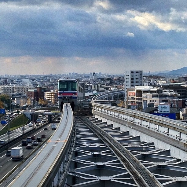 Le Monorail qui file au loin