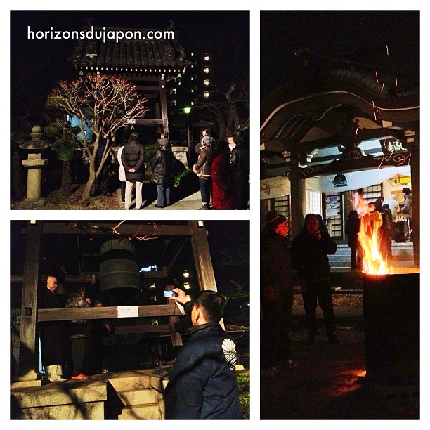 On fait la file pour sonner la cloche au temple. Bientôt minuit au Japon