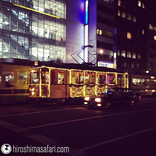 Le tram de Noël d’Hiroshima conduit par un renne