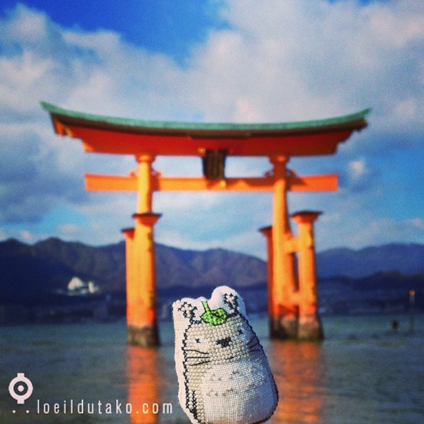 Totoro prends la pose à Miyajima. Merci @siliafr pour ce joli cadeau.