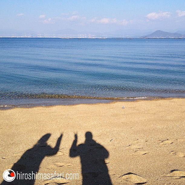 Sur une plage à Miyajima avec une safariste. Juste le bruit du ressac :)