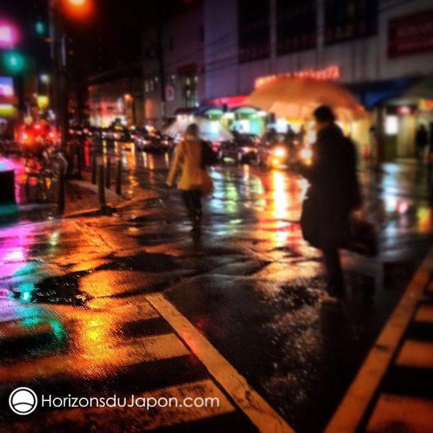 Entre le flou, la pluie et les lumières du soir