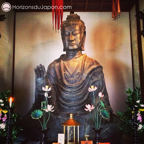 Depuis 1405 ans se dresse ici le plus ancien bouddha du Japon