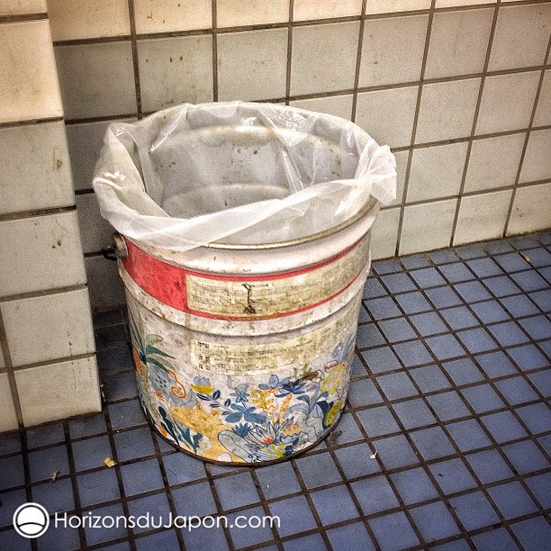 Dans beaucoup de toilettes du métro d’Osaka, les poubelles ressemblent à ça ^^