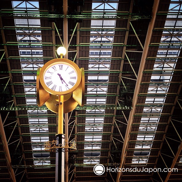 Horloge sur la Place du temps de l’impressionnante gare JR d’Osaka