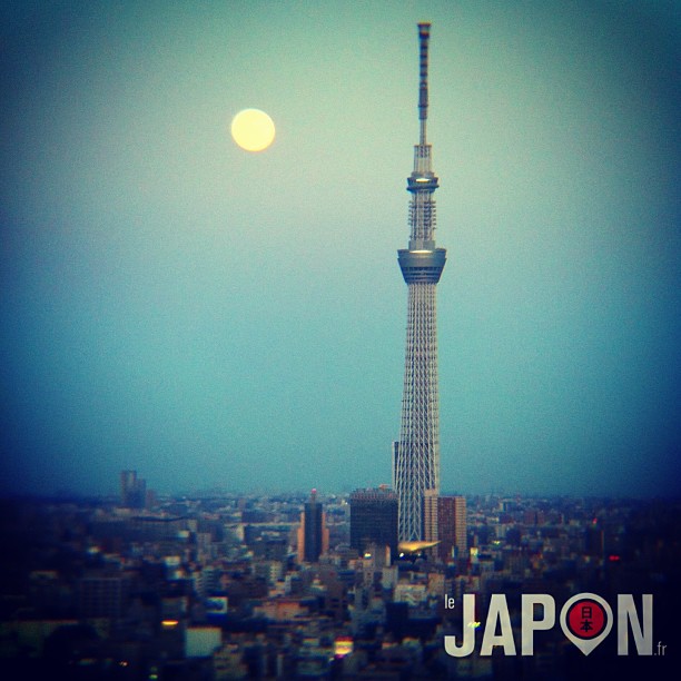 La Tokyo Sky Tree et la lune !