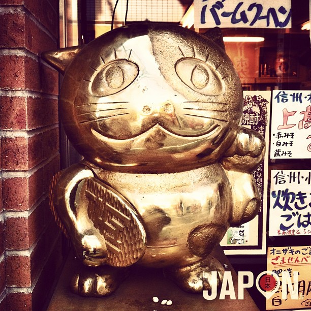 Maneki Nekko d’or d’une rue commerçante de Tokyo !