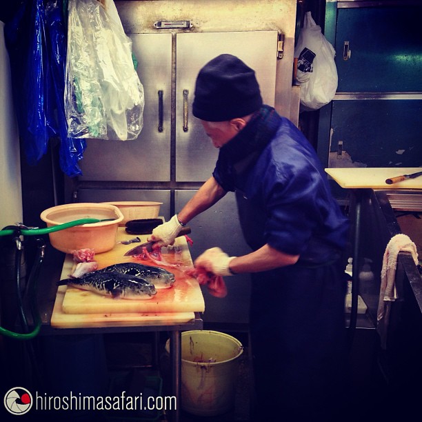 La technique du Hokuto de cuisine contre le poison mortel du fugu dans les vieux marchés d’Hiroshima.