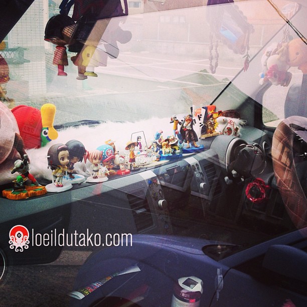 L’intérieur d’une voiture d’un (e) fan de figurines : One Piece, Dragon Ball, Kittie…