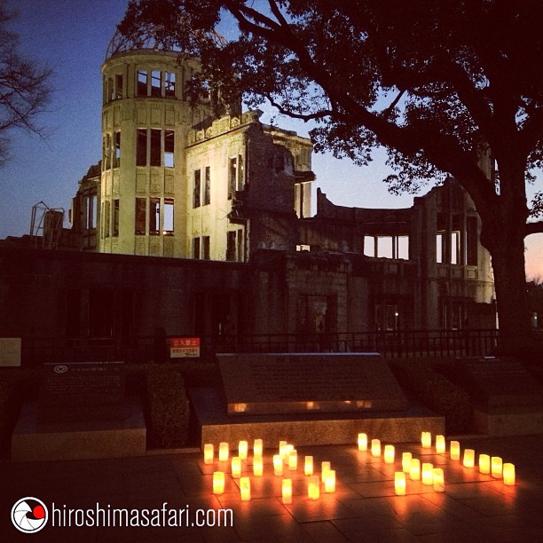 Quelques personnes ont déposé des lanternes devant le dôme en mémoire des victimes du tsunami.