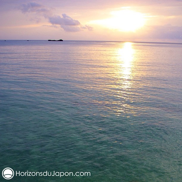 Coucher de soleil sur les reflets laiteux de la mer à Okinawa