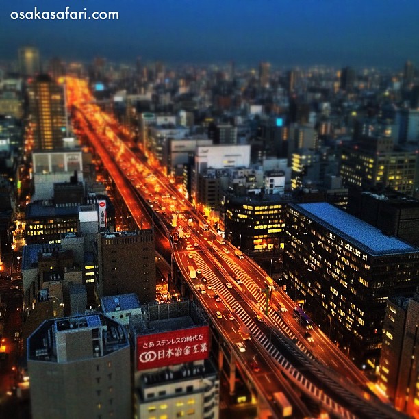 La nuit tombe sur Osaka