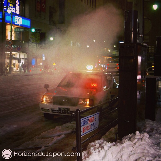 Un taxi nocturne sous la neige