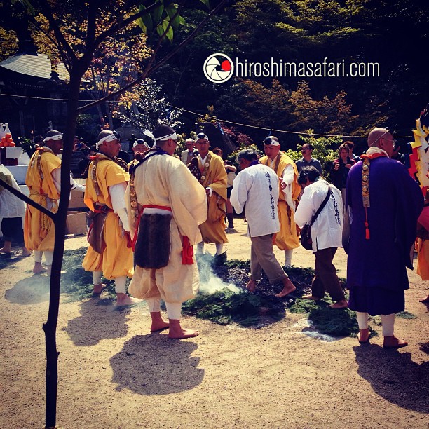 Cérémonie de traversée du feu (Hiwatari Shiki) au Daisho-in sur Miyajima.