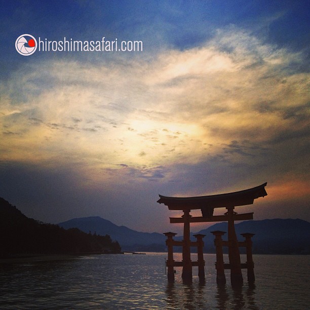 Un nouveau coucher de soleil sur le torii de Miyajima à ajouter à ma collection.