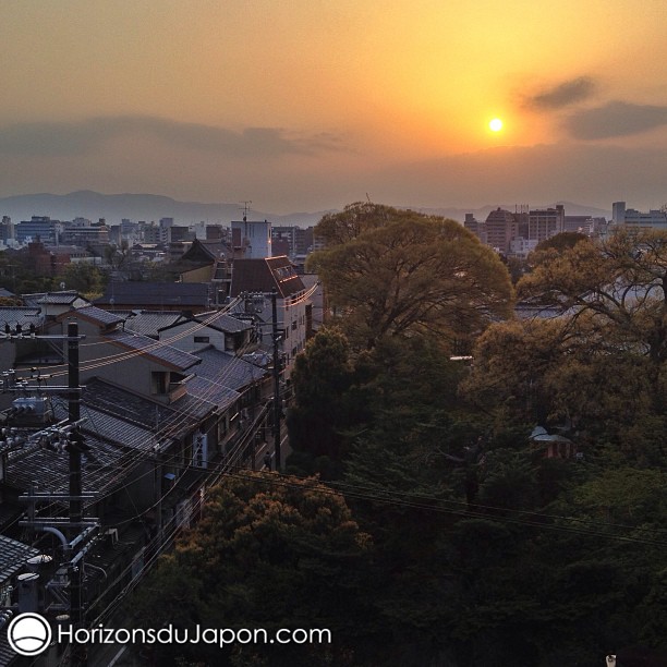 Le soleil de couche sur Kyoto