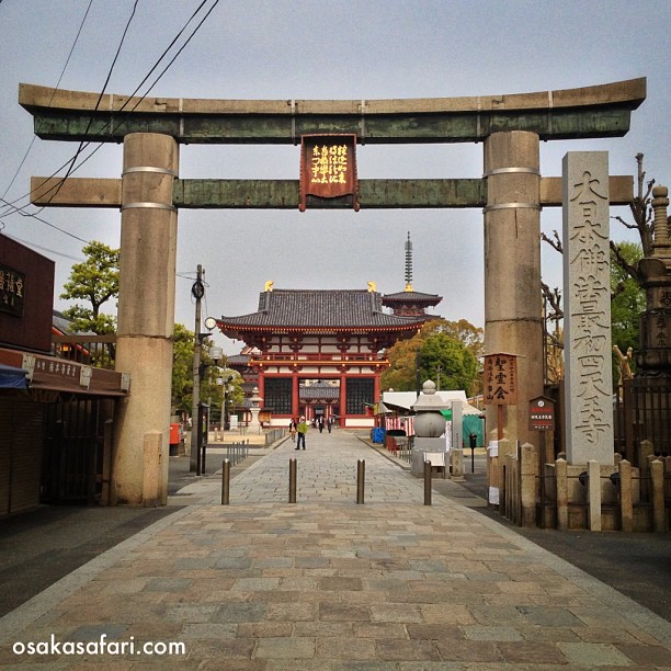 La porte ouest de l’historique temple Shi Tennoji à Osaka