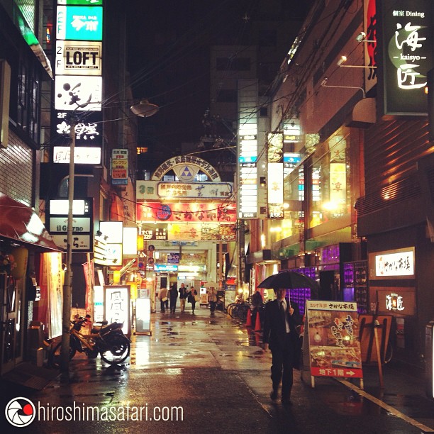 Hiroshima la nuit, chantons sous la pluie.