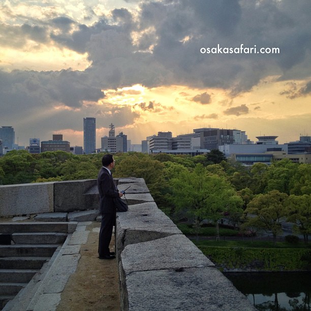 Fin de journée sur les douves du château d’Osaka