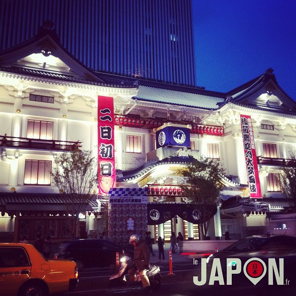 Hier, le Kabukiza à réouvert ses portes à Ginza ! Après la mort ces derniers mois de 2 célèbres acteurs, cette réouverture marque le renouveau du Kabuki au Japon par une jeune génération d’acteurs.