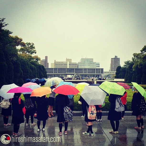 Ciel gris et parapluie en couleur à Hiroshima.