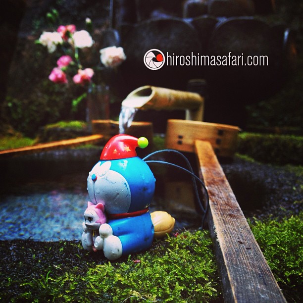 Une figurine Doraemon, une mise en scène, une photo. Apprenez la photographie en vous amusant pendant votre Hiroshima Safari.