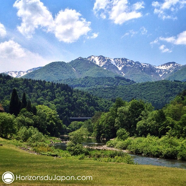 Il reste encore de la neige sur les montagnes de Gifu