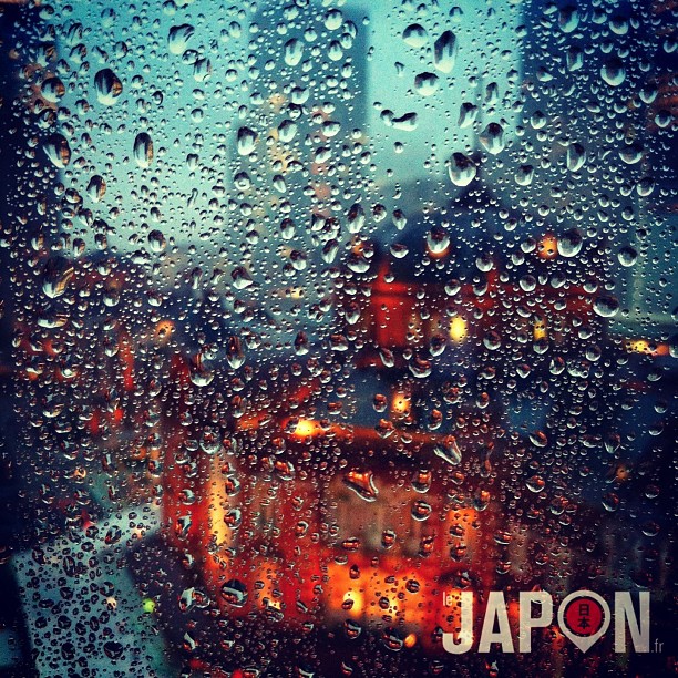 Quand la gare de Tokyo s’illumine sous la pluie !