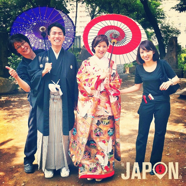 Amusante séance photo avec les Hasegawa en kimonos de mariage et l’équipe photo Wakon Net