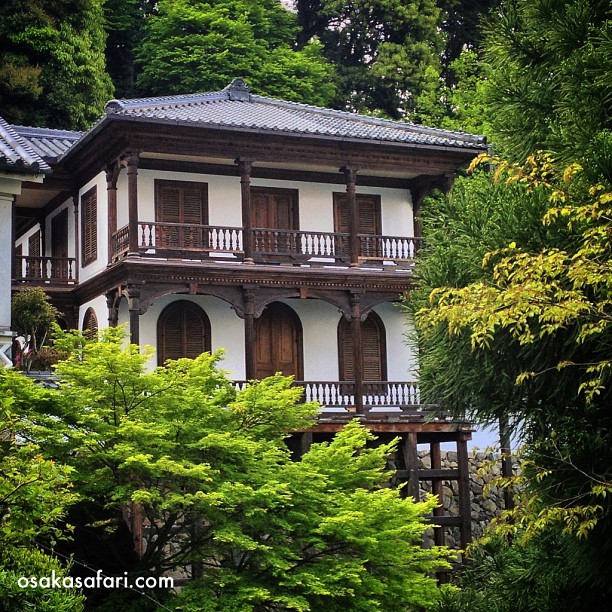 Un bâtiment mélangeant Japon et Occident