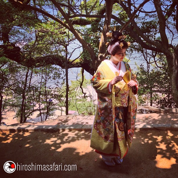 Jeune mariée en kimono au détour de Miyajima.