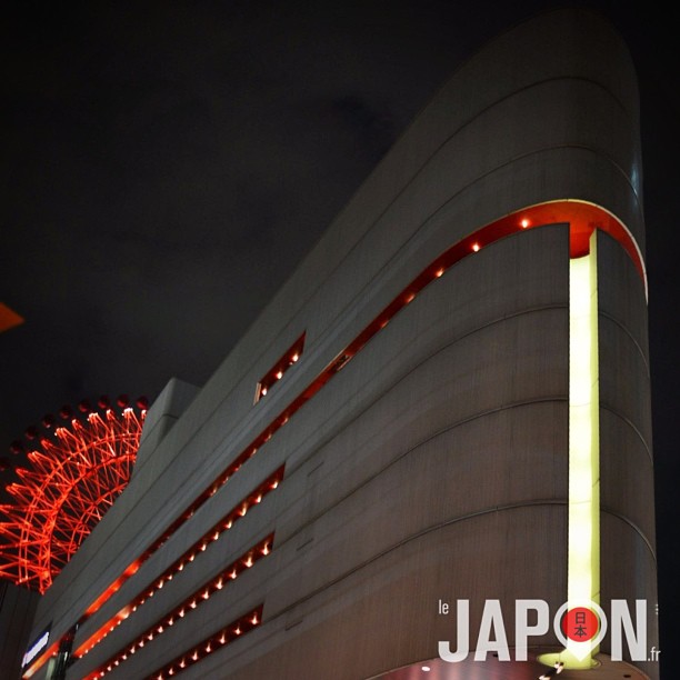 Énorme vaisseau spatial en plein cœur d’Osaka !