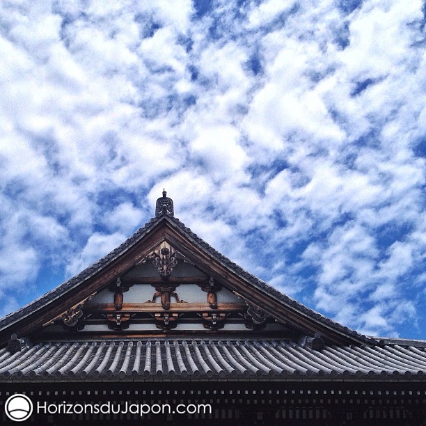 Un temple sous le ciel moutonneux d’Osaka
