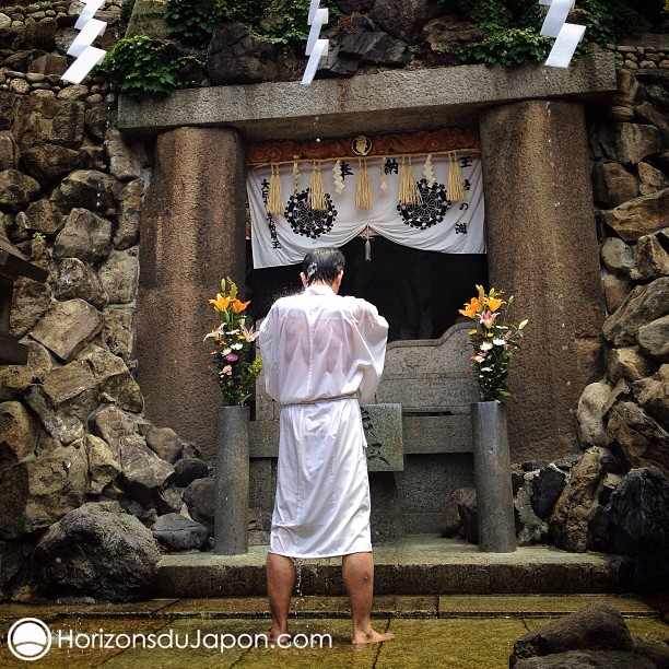 Prière sous une fontaine d’eau à Osaka