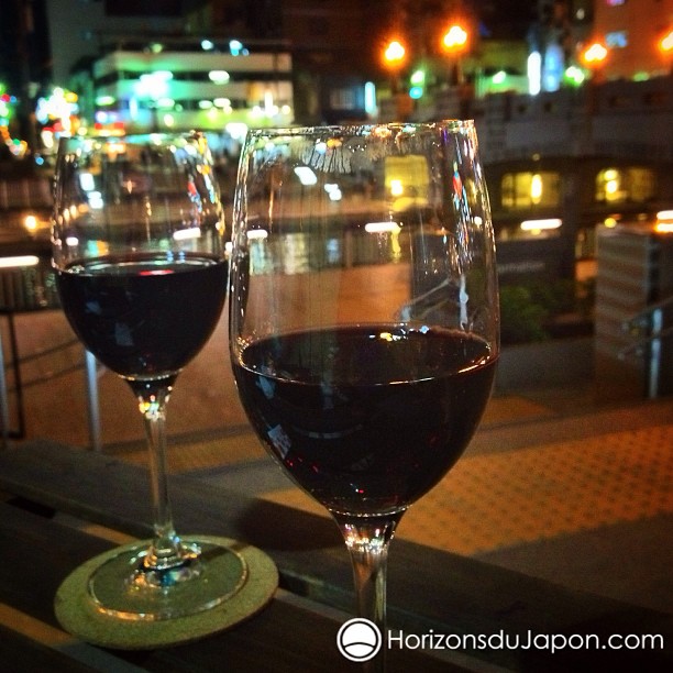 En terrasse, en bonne compagnie, des olives, un verre de vin, Osaka a du bon !