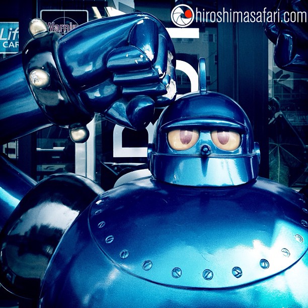 Tetsujin 28 prends la pose à Hiroshima. (Il ne mesure pas 18 mètres comme celui de Kobe)..
