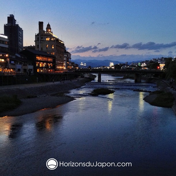 Sur les bords de la rivière Kamo à Kyoto