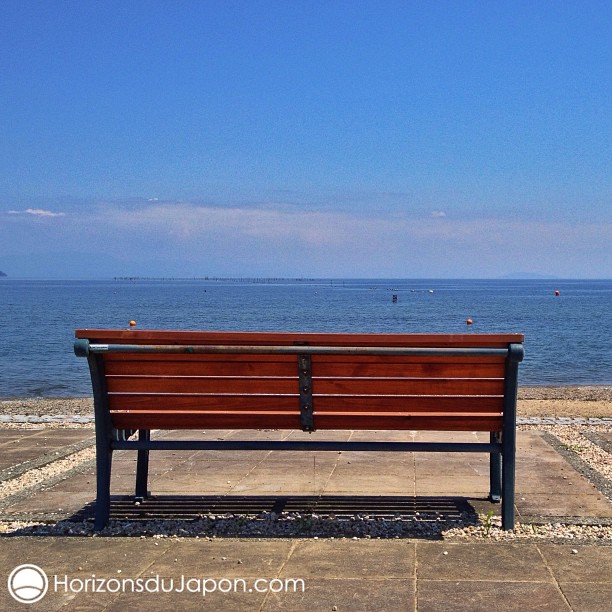 Un banc sur le bleu